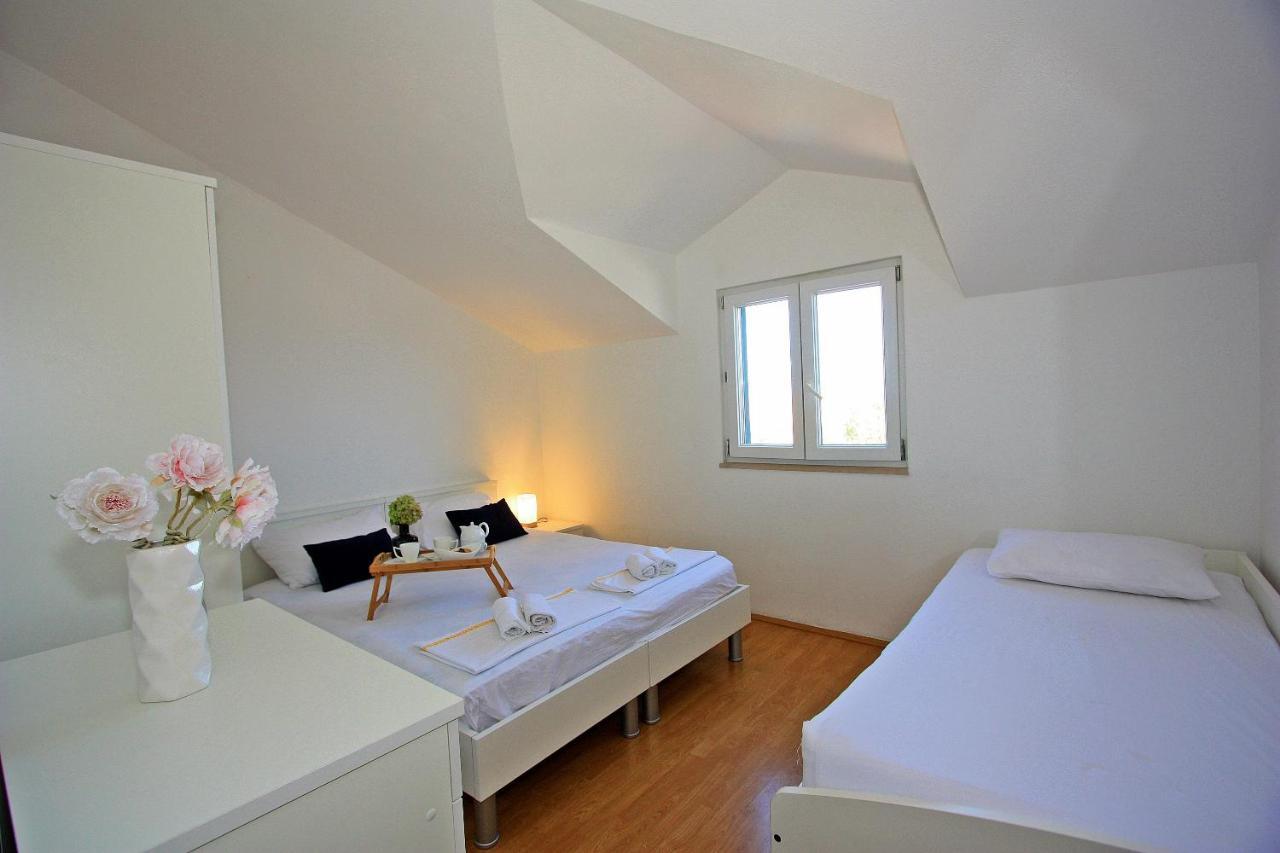 Apartments Jaksic - Zile Supetar Exterior photo